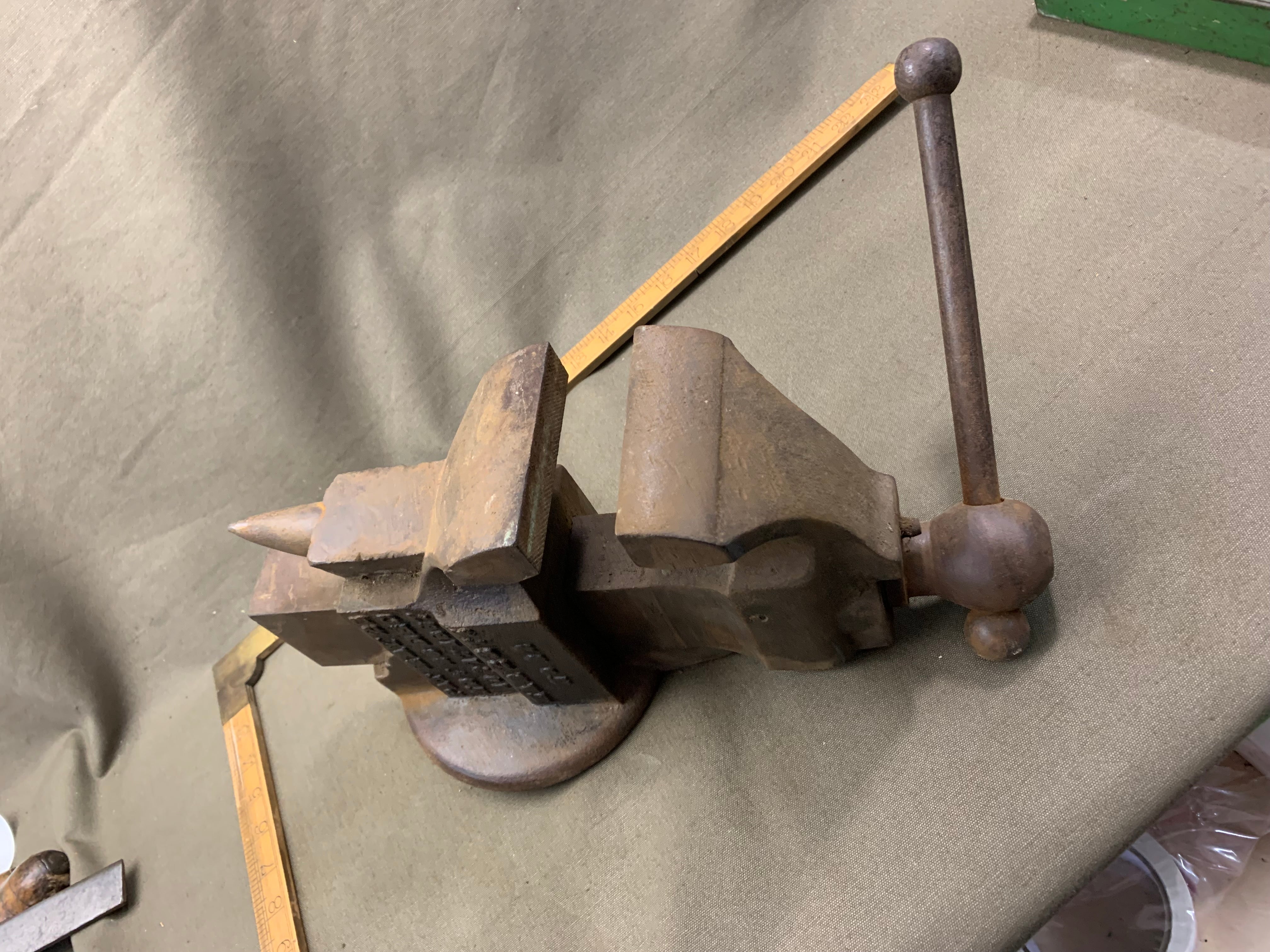 ANTIQUE  PAT 1854 / 1867 HEAVY ENGINEERS BENCH VICE BY C PARKER MERIDEN CT 15KG - Boyshill Tools and Treen